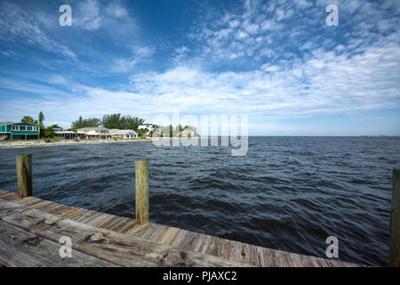 Una vista del litorale da ilil Rod Reel e Pier, una popolare attrazione turistica nella pittoresca Anna Maria Island, sul costo del Golfo della Florida, Stati Uniti d'America Foto Stock