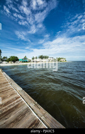 Una vista del litorale da ilil Rod Reel e Pier, una popolare attrazione turistica nella pittoresca Anna Maria Island, sul costo del Golfo della Florida, Stati Uniti d'America Foto Stock