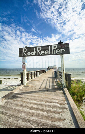 L'asta e il molo di aspo è una popolare attrazione turistica nella pittoresca Anna Maria Island, sul costo del Golfo della Florida, Stati Uniti d'America Foto Stock