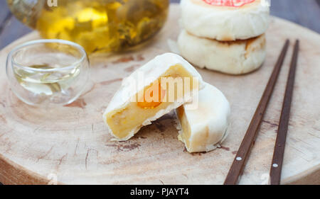 Durian vietnamita la torta su tavola di legno. Tradizionale pasticceria asiatica. Foto Stock