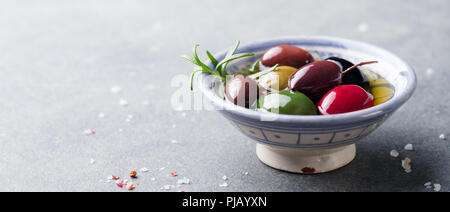 Assortimento di olive nella ciotola con olio. Copia dello spazio. Foto Stock