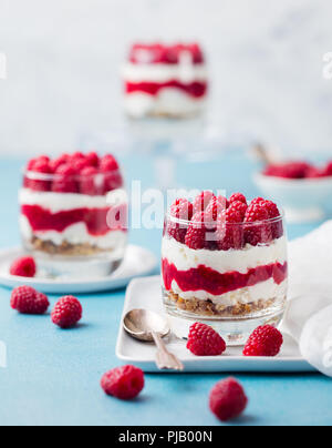 Lampone dessert, cheesecake, inezia, mouse in un bicchiere. Close up. Foto Stock