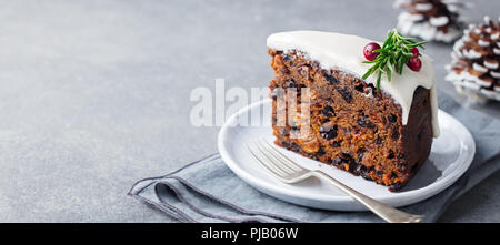 Natale torta alla frutta, budino sulla piastra bianca. Copia dello spazio. Foto Stock