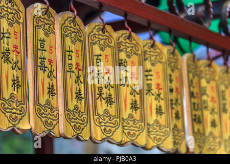 Isola di Gulangyu, Cina - 17 Settembre 2013: menu ornati di ghiaccioli sapori per un mercato cinese in stallo, da sinistra a destra: LIMONE, FRAGOLA, tradizionale, Foto Stock