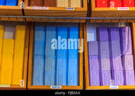 Naturali Colorati a mano sapone francese in scatole di legno in un mercato di Grasse, Provenza, Francia Foto Stock