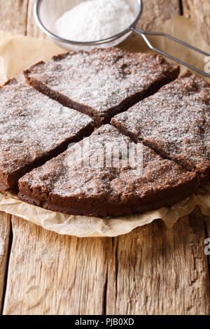Delizioso pane appena sfornato svedese torta al cioccolato fette di close-up su una tavola verticale. Foto Stock