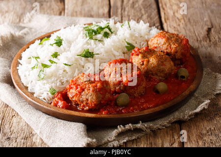 In casa Soutzoukakia greca polpette di carne di vitello in salsa di pomodoro con riso close-up su una piastra orizzontale. Foto Stock