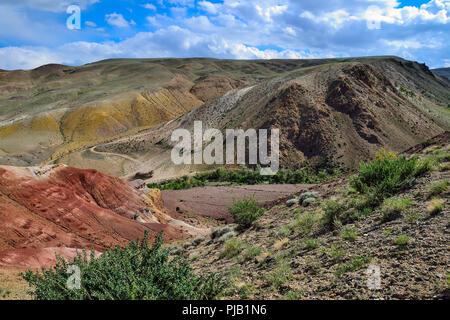 Vista della bellissima unrealy colorate scogliere di argilla in Kyzyl-Chin (Kisil-Chin) valle, montagne di Altai, Russia. Paesaggio estivo, che è chiamato Martian f Foto Stock