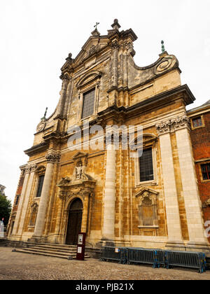 La facciata anteriore di St Walburgha (Walburga) Chiesa (Chiesa di St Franciscus Xaverius) - Bruges, Belgio Foto Stock