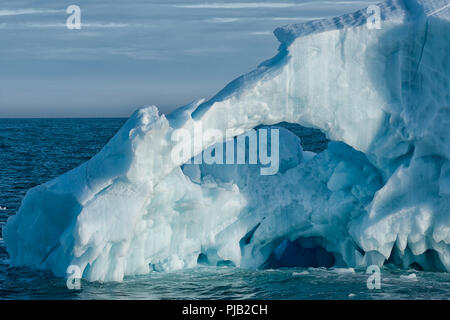 Primo piano di un iceberg in fusione vicino a Bråsvellbreen, ghiaccio artico cappuccio Austfonna , Nordaustlandet, Arcipelago Svalbard, Norvegia Foto Stock
