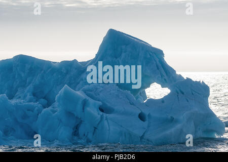 Primo piano di un iceberg in fusione vicino a Bråsvellbreen, ghiaccio artico cappuccio Austfonna , Nordaustlandet, Arcipelago Svalbard, Norvegia. Foto Stock