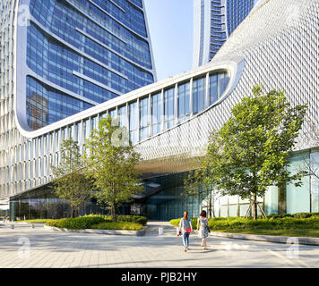 Vista esterna. Raffles City Hangzhou, Hangzhou, Cina. Architetto: UNStudio, 2017. Foto Stock