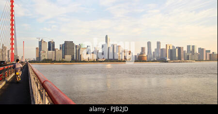 Skyline di Hangzhou con vista di Raffles City Hangzhou. Raffles City Hangzhou, Hangzhou, Cina. Architetto: UNStudio, 2017. Foto Stock