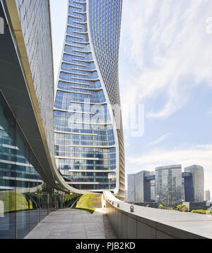 Vista esterna. Raffles City Hangzhou, Hangzhou, Cina. Architetto: UNStudio, 2017. Foto Stock