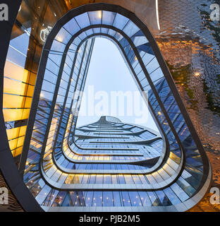 Vista dal basso. Raffles City Hangzhou, Hangzhou, Cina. Architetto: UNStudio, 2017. Foto Stock