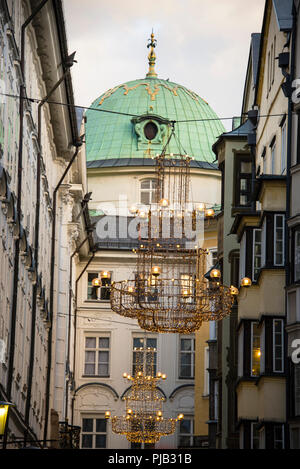 La piazza della città di Innsbruck, dominata dalla chiesa gotica di corte situata nella parte Altstadt, Austria. Foto Stock