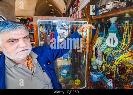 L uomo non identificato vende diversi tipi di rosari nel Vecchio Bazar,Sanliurfa,Turchia.19 Luglio 2018 Foto Stock