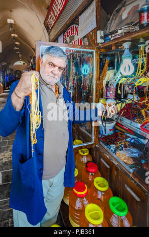 L uomo non identificato vende diversi tipi di rosari nel Vecchio Bazar,Sanliurfa,Turchia.19 Luglio 2018 Foto Stock