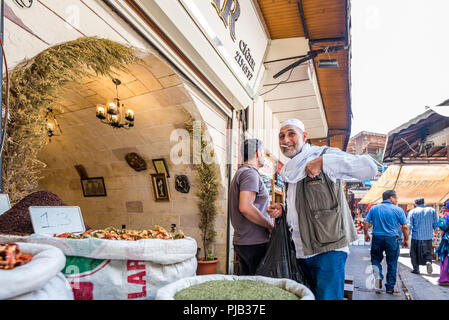 L uomo non identificato in abiti locali passeggiate in un bazar Sanliurfa,Turchia.19 Luglio 2018 Foto Stock