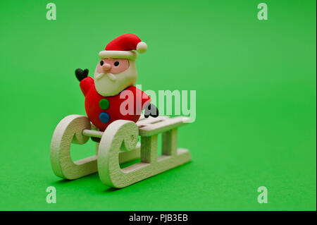 Babbo Natale statuetta in miniatura su una slitta Foto Stock
