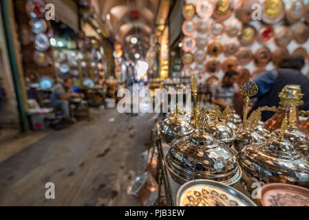 Vista del negozio con un sacco di oggetti di rame in primo piano per la vendita nel bazar Huseyniye,Sanliurfa,Turchia Foto Stock