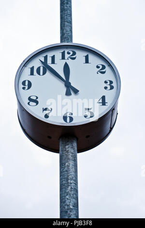 Round street orologio isolato Foto Stock