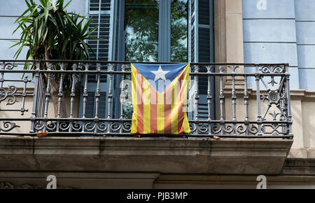 Un estelada, il Catalano independentist bandiera, appeso alla ringhiera di un balcone Foto Stock