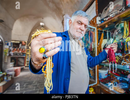 L uomo non identificato vende diversi tipi di rosari nel Vecchio Bazar,Sanliurfa,Turchia.19 Luglio 2018 Foto Stock