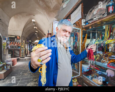 L uomo non identificato vende diversi tipi di rosari nel Vecchio Bazar,Sanliurfa,Turchia.19 Luglio 2018 Foto Stock