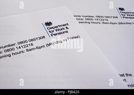 Ministero del Lavoro e delle pensioni dei documenti i documenti. British UK DWP documenti governativi. Lettera intestazione con il CREST Foto Stock