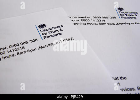 Ministero del Lavoro e delle pensioni dei documenti i documenti. British UK DWP documenti governativi. Lettera intestazione con il CREST Foto Stock