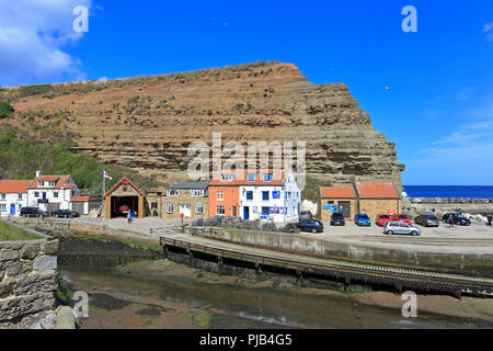 Staithes RNLI e Runswick scialuppa di salvataggio al di sotto della stazione Cowbar Neb, Staithes, North Yorkshire, North York Moors National Park, Inghilterra, Regno Unito. Foto Stock