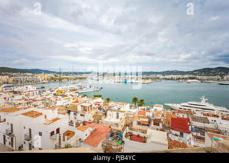 IBIZA, Spagna - 10 ottobre 2014: Tetto vista sul porto dalla Catedral de Santa Maria Foto Stock