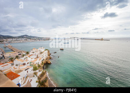 IBIZA, Spagna - 10 ottobre 2014: Tetto vista sul porto dalla Catedral de Santa Maria Foto Stock