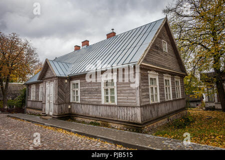 TRAKAI / Lituania - 10 ottobre 2016: Antiquariato vecchia casa tipica per la città di Trakai Foto Stock