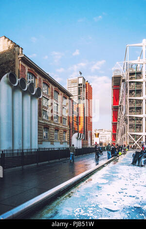 Parigi, Francia - 02 gennaio 2009: vista laterale del Centro Georges Pompidou di Parigi, Francia. Il centro è uno dei più famosi musei del mo Foto Stock