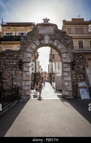 TAORMINA, Italia - 16 ottobre 2014: Porta Messina, Corso Umberto, Sicilia antica città town gate Foto Stock