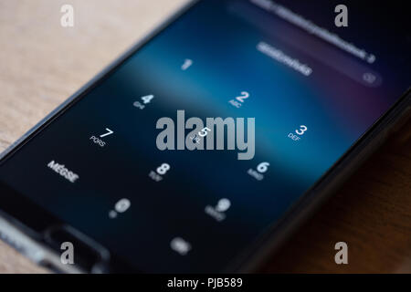 Smartphone, lo sblocco della scheda SIM con pin codice di sicurezza, la concessione dell'accesso Foto Stock