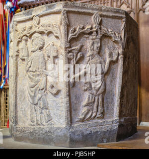 San Pietro e la Vergine Maria scolpite sui due lati del quattordicesimo secolo fonte battesimale ottagonale in "Chiesa di Tutti i Santi", Bakewell, Derbyshire, Regno Unito Foto Stock