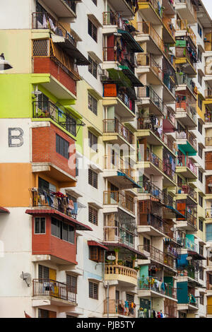 Close-up di un basso costo flat in Malaysia. La facciata colorata con le sue luminose pitture, diversi balconi e capi appesi lo rende interessante. Foto Stock