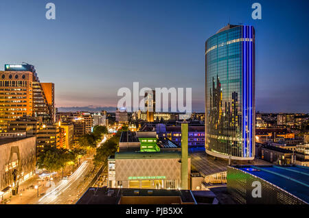 Rotterdam, Paesi Bassi, 31 agosto 2018: vista aerea di Beurs world trade center e Coolsingel boulevard durante le ore di colore blu Foto Stock