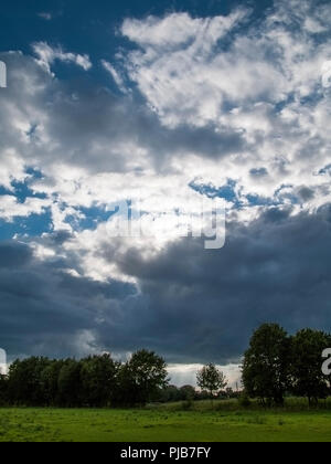 Drammatica cielo sopra il Elbmarsch, Bassa Sassonia, Germania. Foto Stock