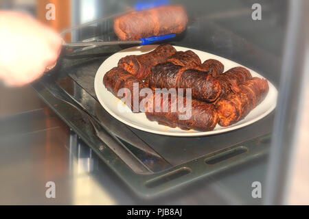 Fresca involtini di carne di manzo brasato in un piatto nel forno. Foto Stock