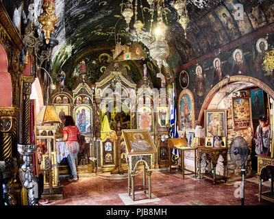 Atene, Grecia - Luglio 2, 2018. I parrocchiani all altare della Ekklisia Agia Kiriaki Chiesa, Athinas 28, Atene, Attica Regione della Grecia. Foto Stock