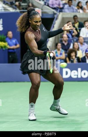 Serena Williams (USA) competing at the 2018 US Open Tennis. Foto Stock