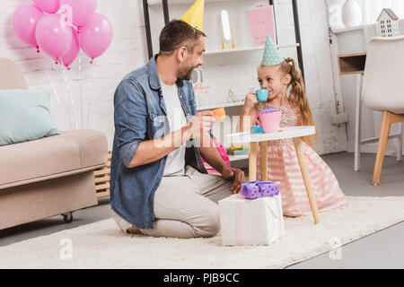 Padre e figlia giocando tea party a casa Foto Stock