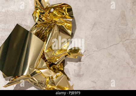 Golden sfridi sul pavimento di tondi per cemento dopo una massiccia sessione di taglio per le decorazioni di Natale. Foto Stock