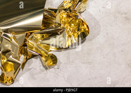 Golden sfridi sul pavimento di tondi per cemento dopo una massiccia sessione di taglio per le decorazioni di Natale. Foto Stock