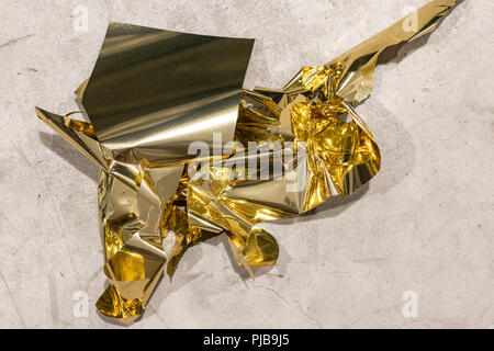 Golden sfridi sul pavimento di tondi per cemento dopo una massiccia sessione di taglio per le decorazioni di Natale. Foto Stock