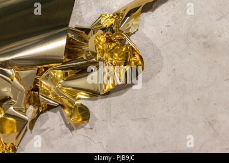 Golden sfridi sul pavimento di tondi per cemento dopo una massiccia sessione di taglio per le decorazioni di Natale. Foto Stock